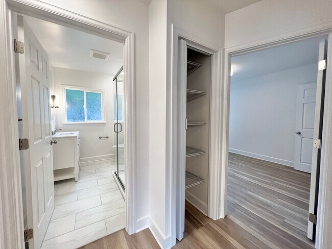 Building Photo - Newly Renovated 3 bed 2 bath With Huge Bac...