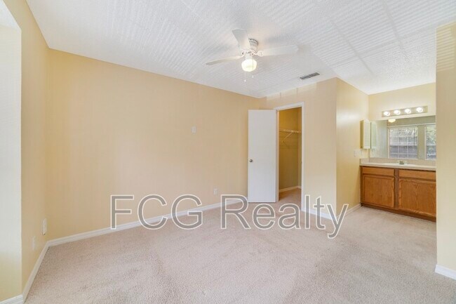 Building Photo - 6052 Westgate Dr