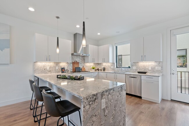 Building Photo - LUX 3BD, 5BA Townhome Near Cherry Creek, C...