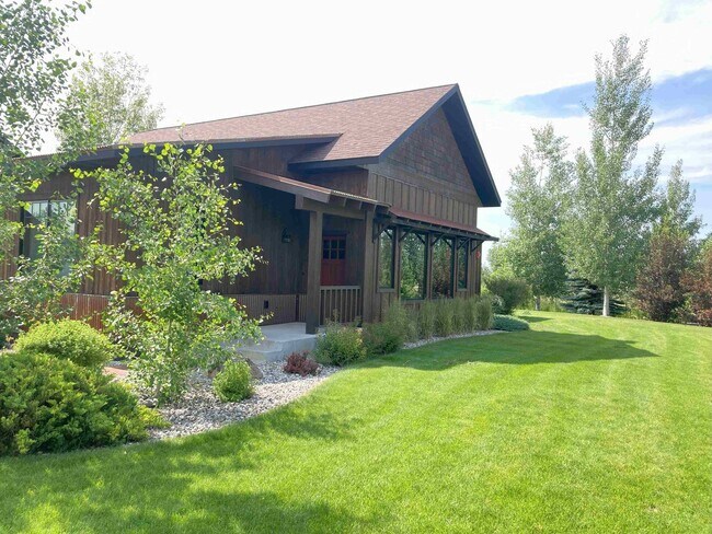 Building Photo - Stunner on Springhill