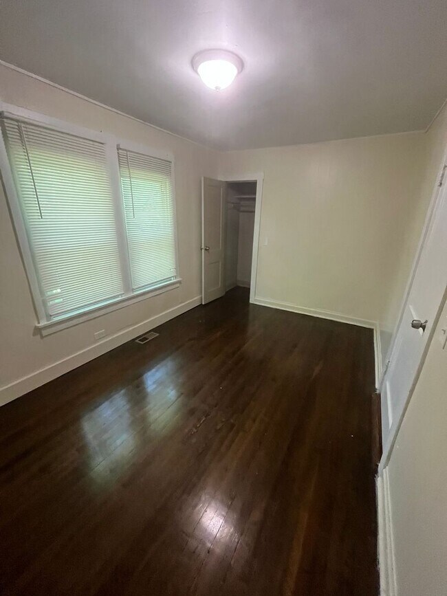 Building Photo - Spacious & Smart Layout! 3-bedroom, 1-bath...