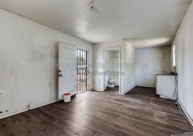 Building Photo - 611 Rochambeau St