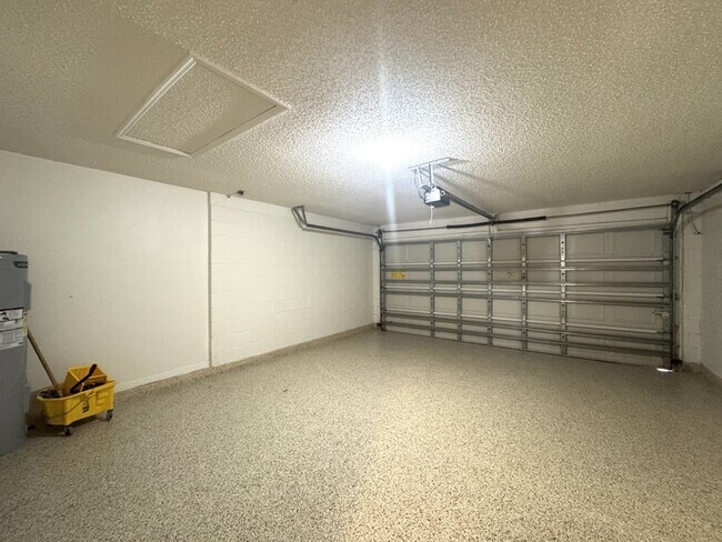 Building Photo - 964 Vanderbilt Dr