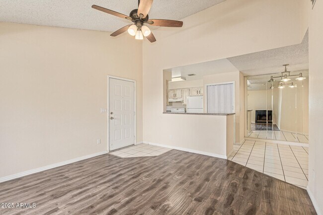 Building Photo - 533 W Guadalupe Rd