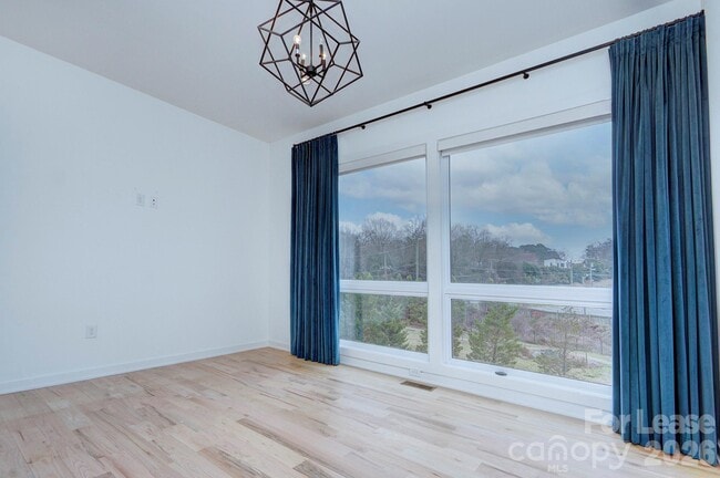 Building Photo - 2737 Shenandoah Ave