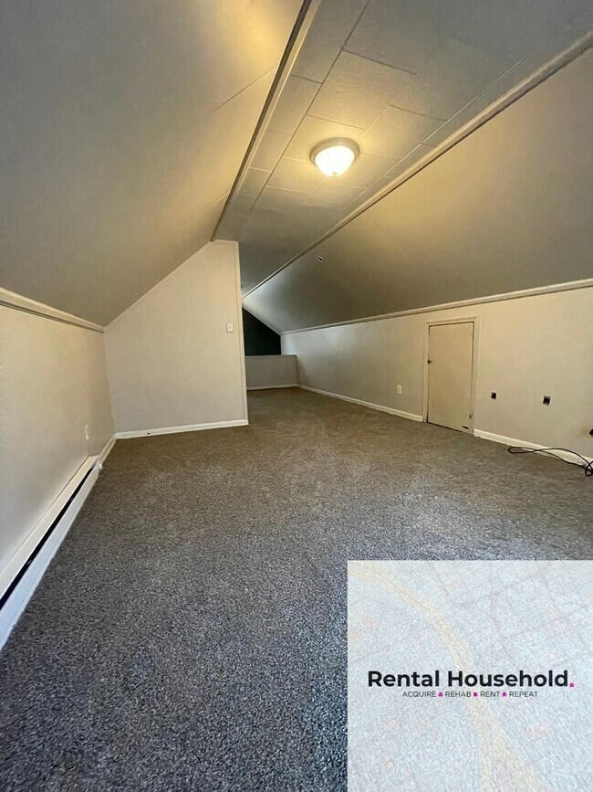 Building Photo - Stunning 3-Bedroom 1-Bath Bunglaow Located in Eastpointe