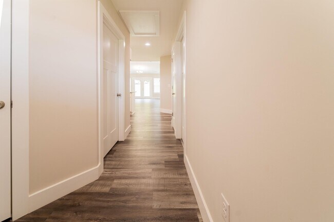 Building Photo - 1003 Magnificent Way