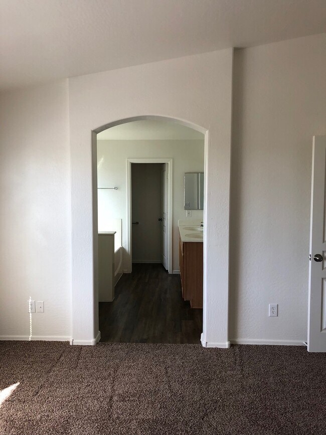 Building Photo - Massive 4 bedroom- 3 car garage- Large loft- Maricopa