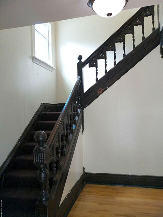 Building Photo - Newly Renovated 1st Floor Apartment with G...