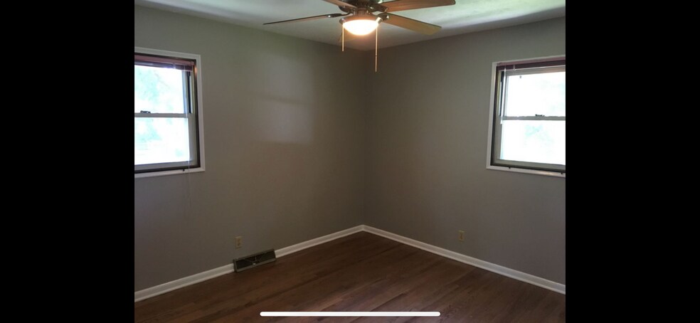 Building Photo - 4905 Cresthaven Dr