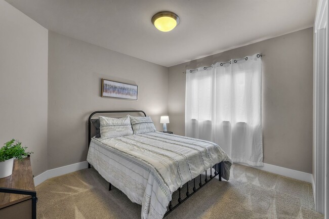 Building Photo - Triple Ridge 3 bed 3 bath home, Pool Access, A/C, Flexible Living Space!