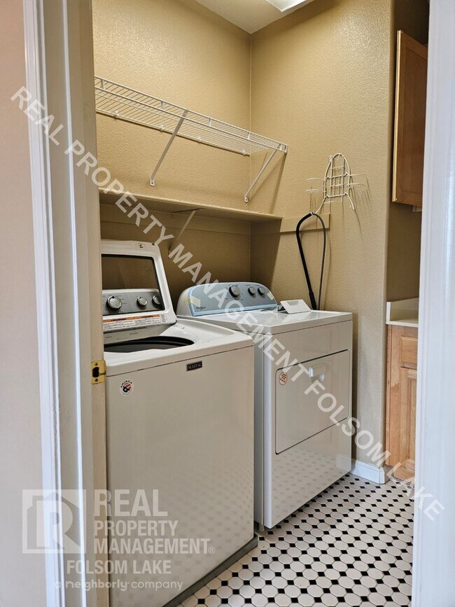 Building Photo - Lincoln Crossing Gated Community 3-Bedroom...