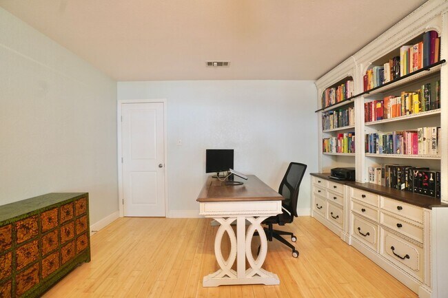 Building Photo - 4600 Pelham Dr