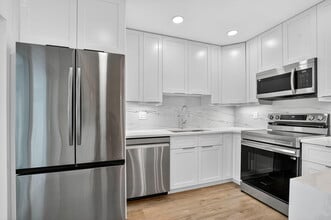 Building Photo - 1010 NE 8th Ave