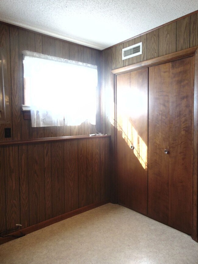 Building Photo - Fayette Family Farm House!