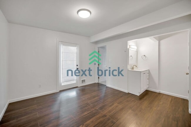 Building Photo - 2 Bed and 2 Bath Single Family is Available for Rent!