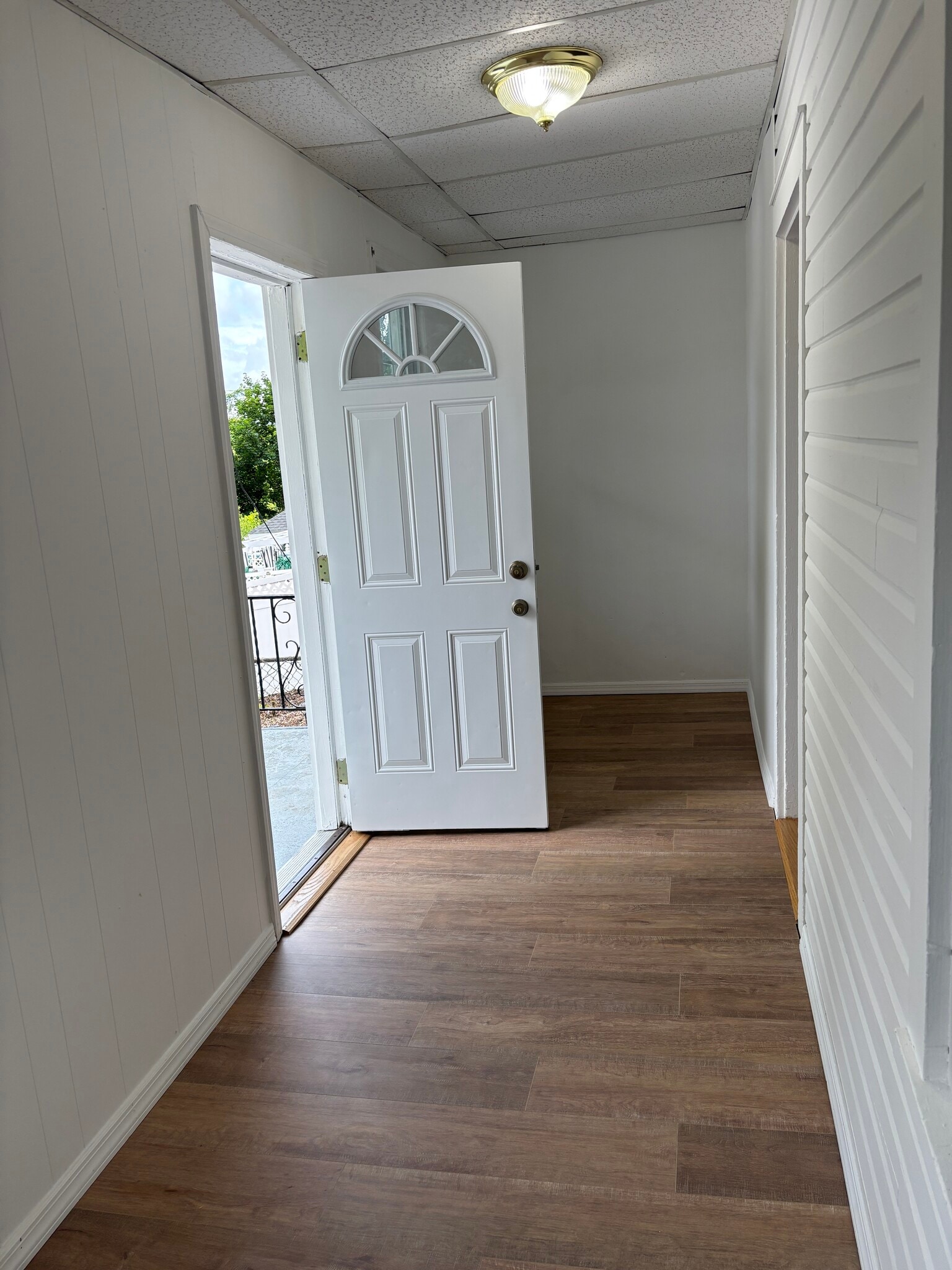 Bonus sunroom off patio door - 240 Sommerville Pl