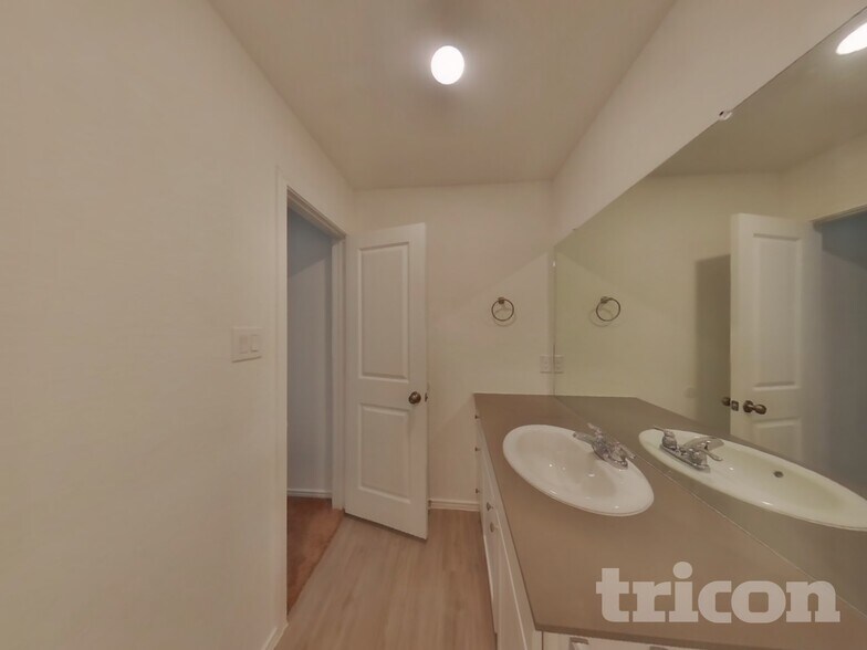 Building Photo - 5715 Vista Point