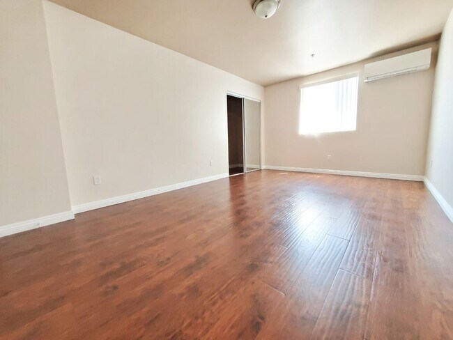 Building Photo - 1275 W 39th St