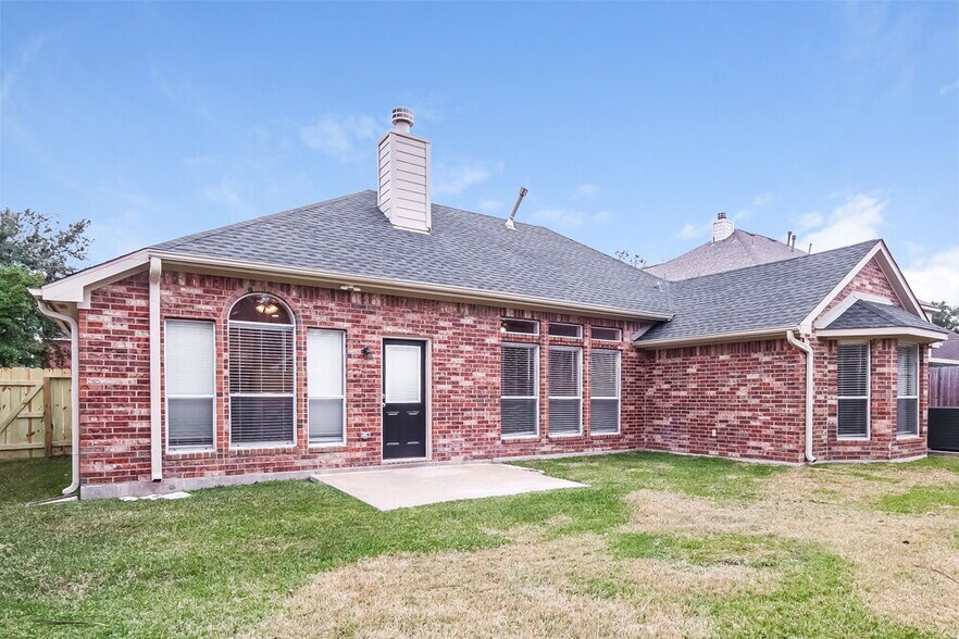 Building Photo - 204 Green Cedar Dr