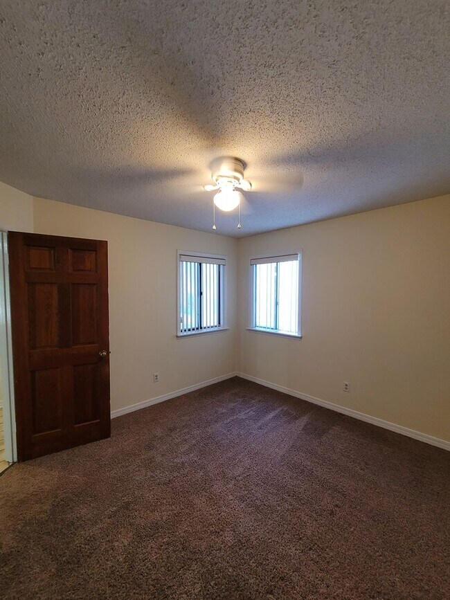 Building Photo - 8730 Thomas Dr