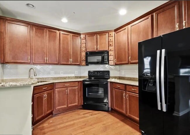 Building Photo - 43865 Hickory Corner Terrace