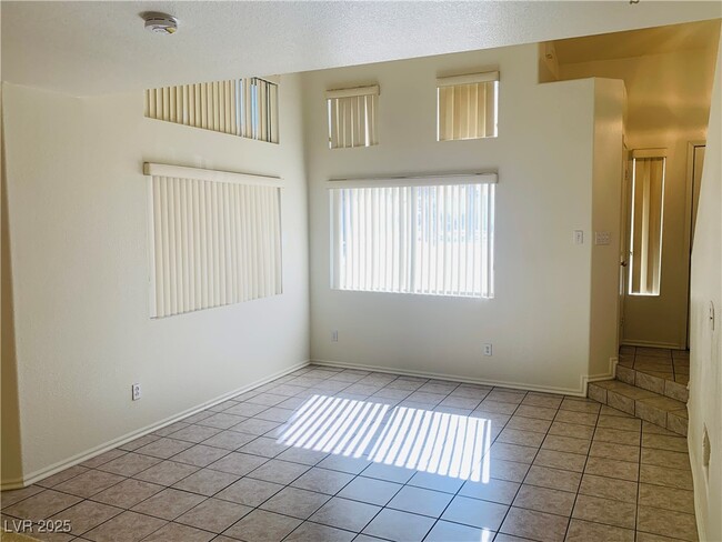 Building Photo - 913 Intrigue