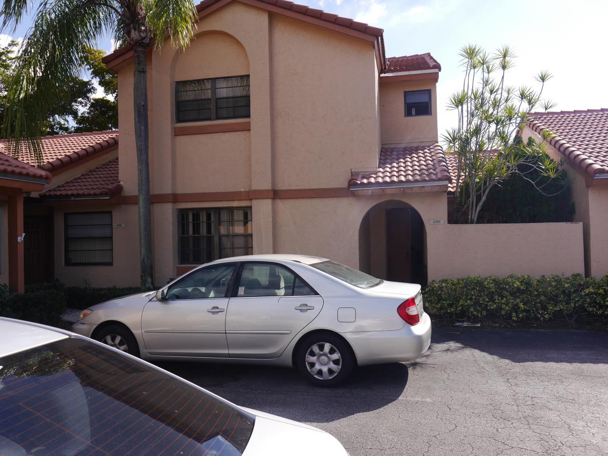BEAUTIFUL TOWNHOUSE 2 BEDROOM 2 BATHROOM AND LOFT. 2 PARKING SPACES. RESORT-STYLE AMENITIES-LUSH LANDSCAPES, MULTIPLE SWIMMING POOLS, SAUNA TENNIS AND BASKETBALL COURT, CLUBHOUSE AN FITNESS CENTER. GATED COMMUNITY WITH SECURITY GUARDS. - 6558 NW 172nd Ln