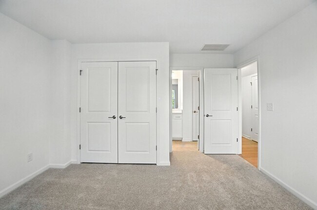 Building Photo - Brand-new three-story townhome in the Univ...