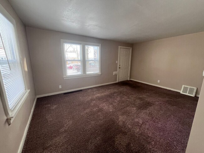 Building Photo - 4518 South Park Dr. - Updated Three Bedroo...