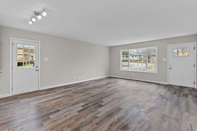 Building Photo - Charming, updated single family home!