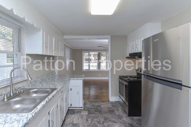 Building Photo - Belmont Home