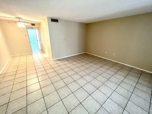 Building Photo - 2699 Seville Blvd
