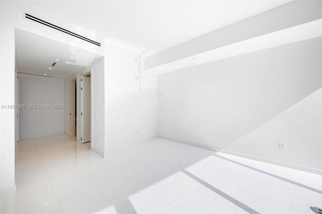 Building Photo - 300 Biscayne Blvd Way