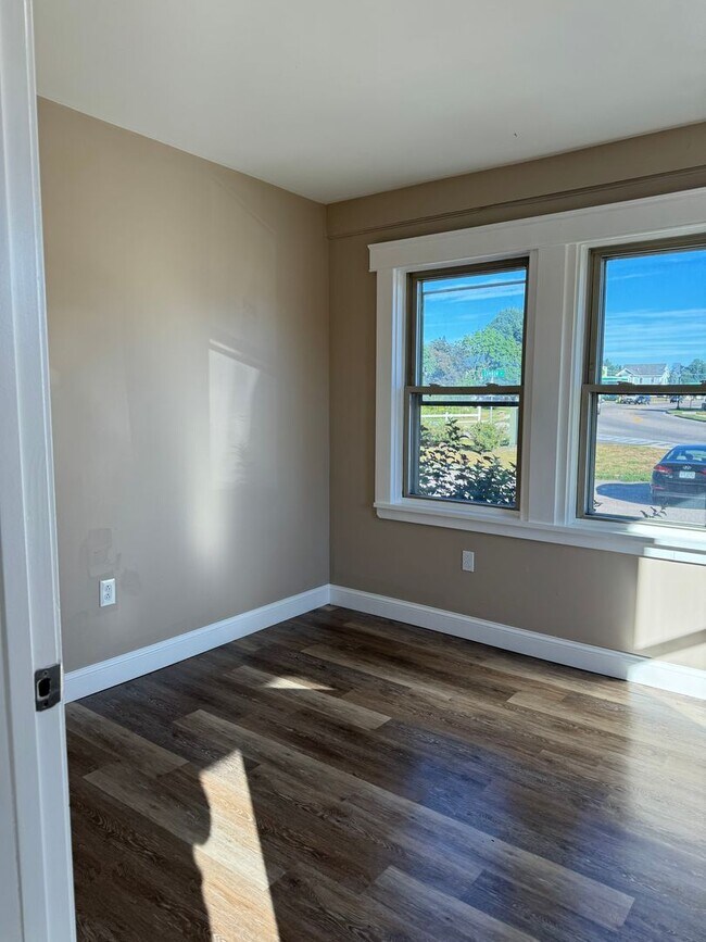 Building Photo - 1 Bedroom Apartment
