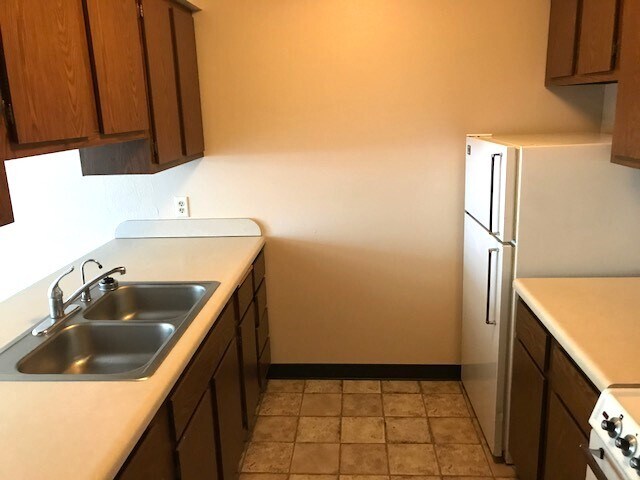 Kitchen - Oakwood Apartments