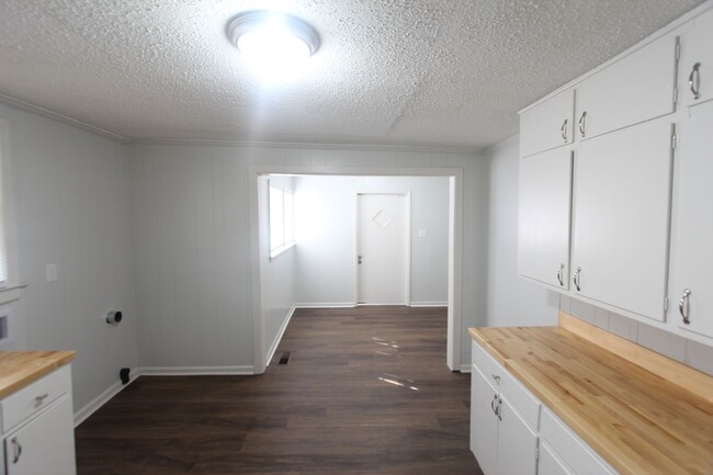 Building Photo - 3 Bedroom, 1 Bath! New on the Market and N...