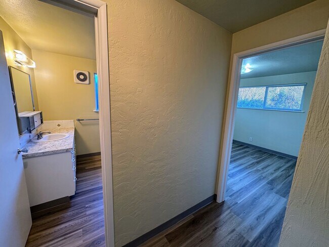 Building Photo - 2-Bed, 1-Bath Duplex – Great Location!