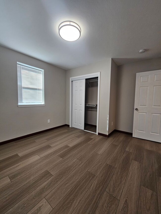 Building Photo - (1) Bed/(1) Bath Newly Remodeled! Direct A...