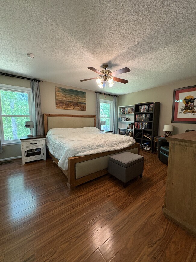 Building Photo - 321 N Valley View Dr