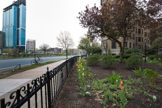 Building Photo - 122 Riverway