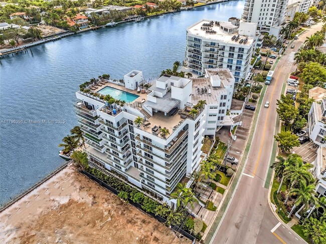 Building Photo - 9901 E Bay Harbor Dr