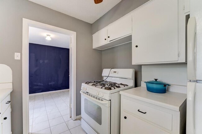 Building Photo - 8623 Norton Dr