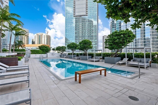 Building Photo - 1300 Brickell Bay Dr