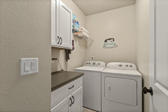 Building Photo - Stunning 3 bed, 4 bath townhome - attached...