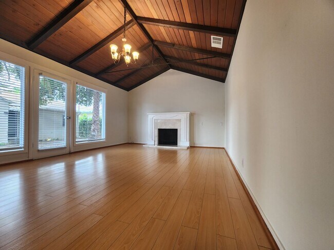 Building Photo - Check out this cozy 2-bedroom, 1-bathroom apartment located in the heart of Mountain View!