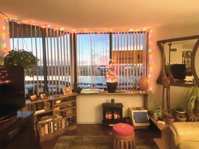 Building Photo - 1240 Harmon Cove Tower