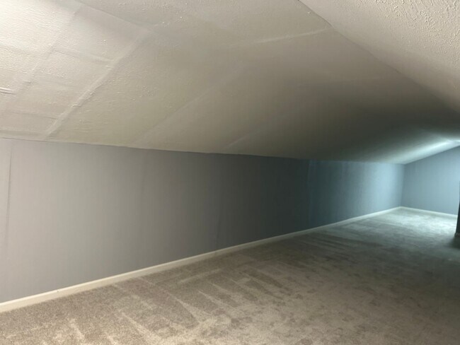 Building Photo - Brick Ranch for Rent in Mayfield HTS walking distance to Golden Gate Plaza