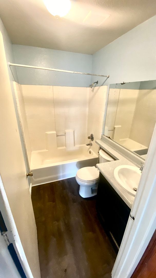 Building Photo - Enchanting Delano property just minutes fr...