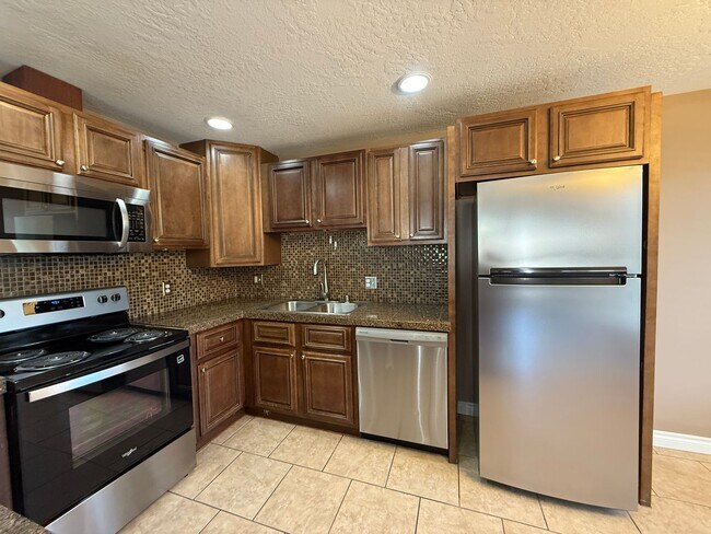 Building Photo - Updated 2-Bedroom Condo West Richland